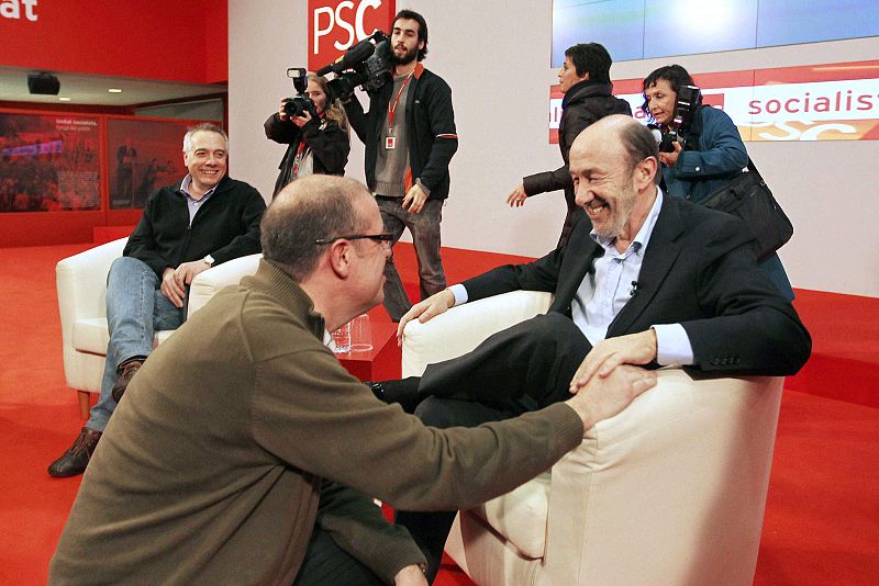 ALFREDO PÉREZ RUBALCABA RECABA APOYOS EN BARCELONA A UNA SEMANA DEL CONGRESO DEL PSOE