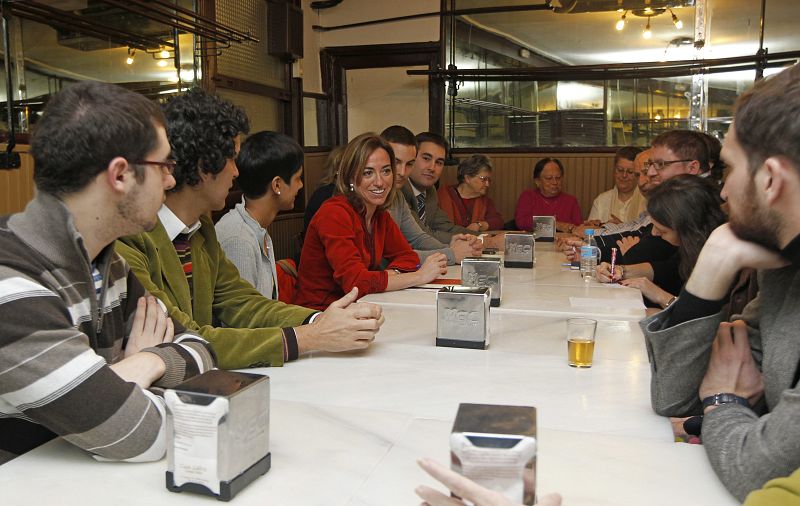 CARME CHACÓN SE REÚNE CON MILITANTES EN CASA LABRA