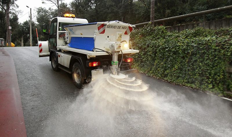 Reparto de sal en los alrededores de Barcelona ante la amenaza de la ola de frío