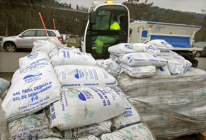 Preparativos de reparto de sal en los alrededores de Barcelona