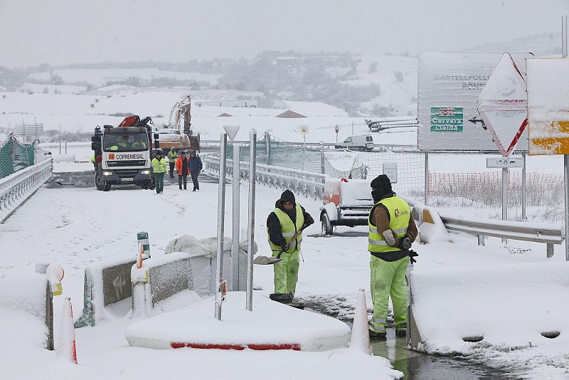Operarios esparcen sal en una carretera de Barcelona