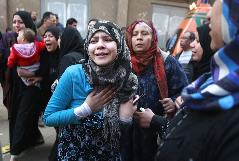 Familiares de las víctimas del equipo Al Ahly lloran a sus muertos.