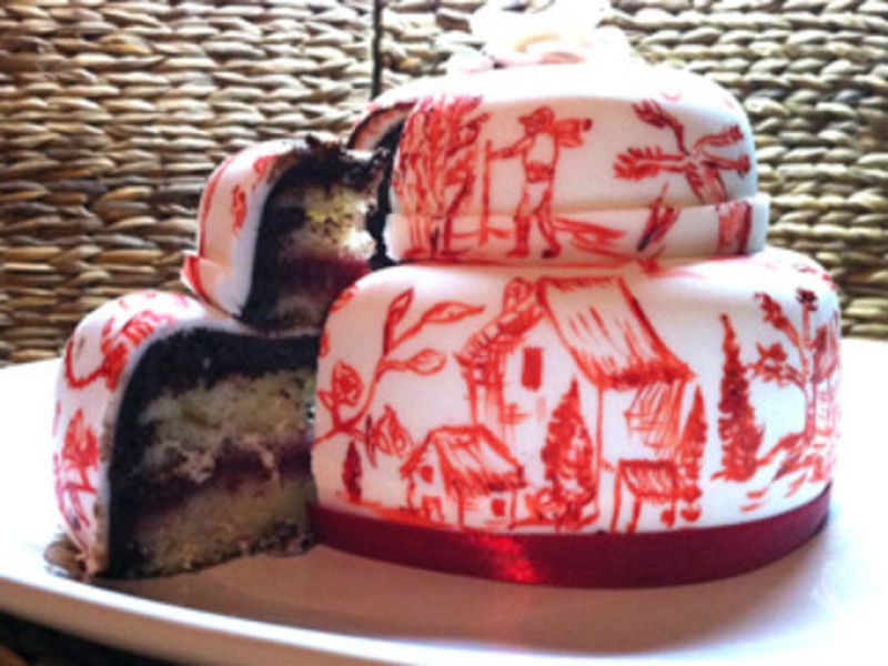 Bizcocho de frambuesa con cobertura de chocolate pintado a mano