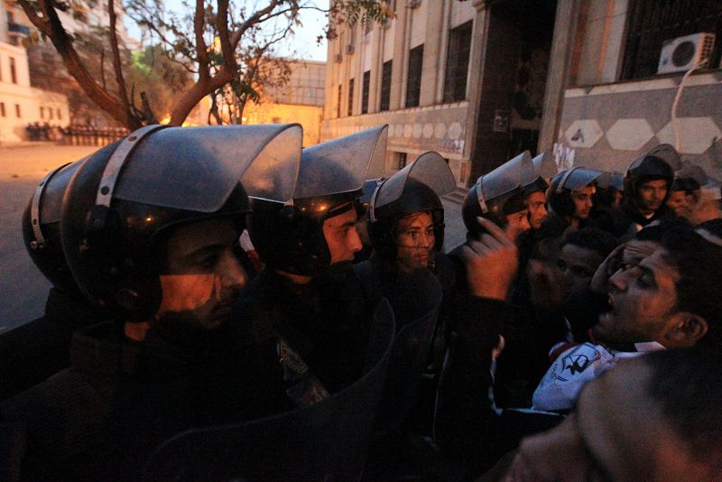 Jóvenes se enfrentan a los antidisturbios cerca del Ministerio de Interior, en El Cairo