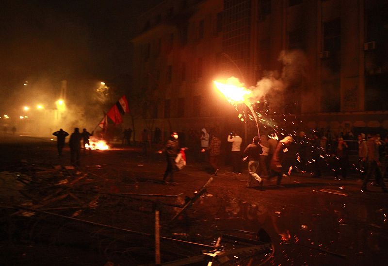 Decenas de jóvenes se han enfrentado a las Fuerzas de Seguridad para protestar por la muerte de 74 hinchas de fútbol en Port Said