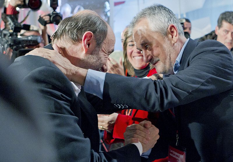 El presidente andaluz, José Antonio Griñán (d), felicita a Alfredo Pérez Rubalcaba tras conocer los resultados de la votación del 38 Congreso del PSOE, que se celebra en Sevilla.