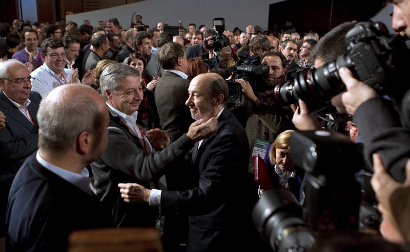 El nuevo secretario general del PSOE, Alfredo Perez Rubalcaba (d), saluda a José Blanco después de su victoria por un margen de 22 votos a su contrincante Carme Chacón.