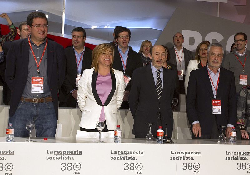 El nuevo secretario General Alfredo Rubalcaba (2d), junto a su vicesecretraria general, Elena Valenciano (2i), el nuevo secretario de organización, Oscar López (i), y el nuevo presidente del partido, José A. Griñan (d), finalizar el 38º congreso del