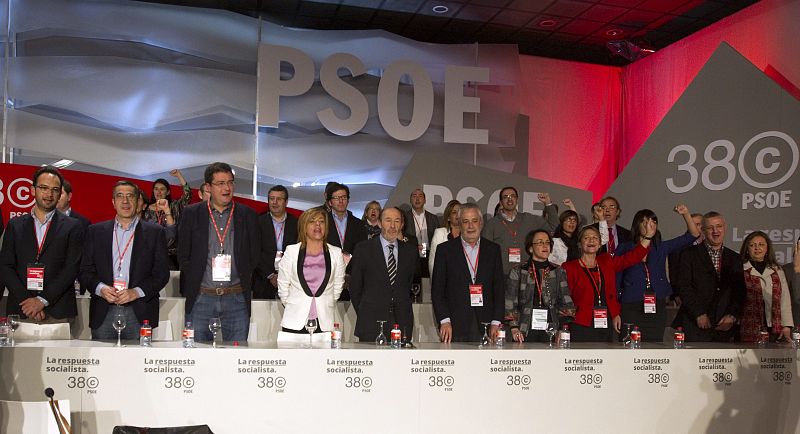 El nuevo secretario General, Alfredo Rubalcaba (c), con la nueva ejecutiva de partido cantando la Internacional al finalizar el 38º congreso del PSOE que se ha celebrado en Sevilla.