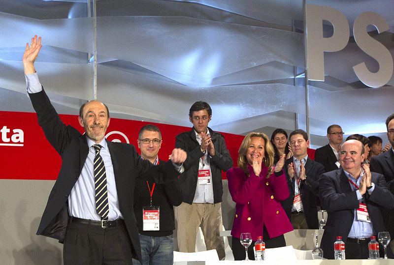 El nuevo secretario General, Alfredo Rubalcaba, saluda al plenario al finalizar su discurso de clausura del 38º congreso del PSOE que se ha celebrado en Sevilla