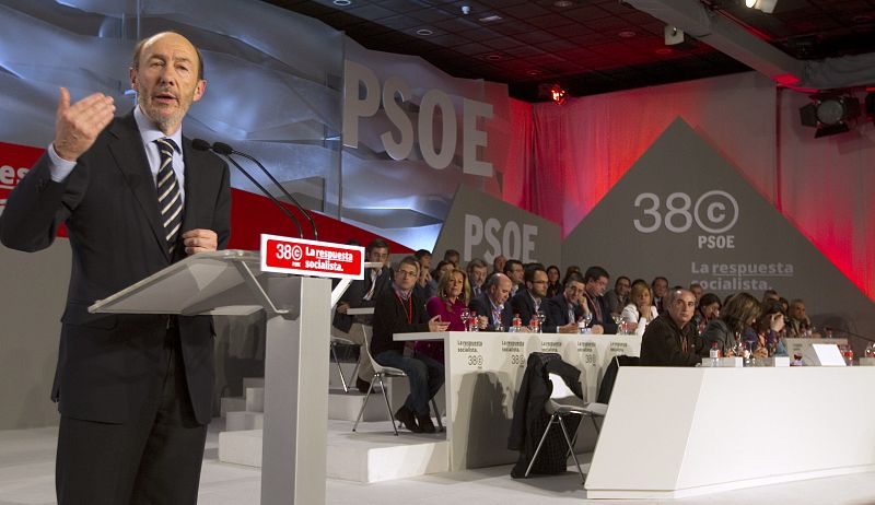 El nuevo secretario General, Alfredo Rubalcaba, durante su discurso de clausura del 38º congreso del PSOE que se ha celebrado en Sevilla