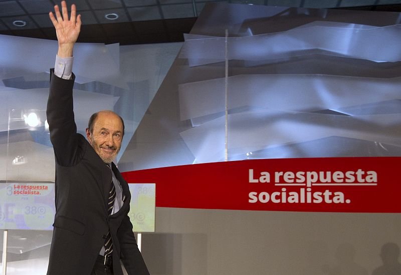 El nuevo secretario General, Alfredo Rubalcaba, saluda al plenario al finalizar su discurso de clausura del 38º congreso del PSOE que se ha celebrado en Sevilla.