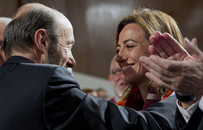 El nuevo secretario general del PSOE, Alfredo Pérez Rubalcaba, saluda a Carme Chacón