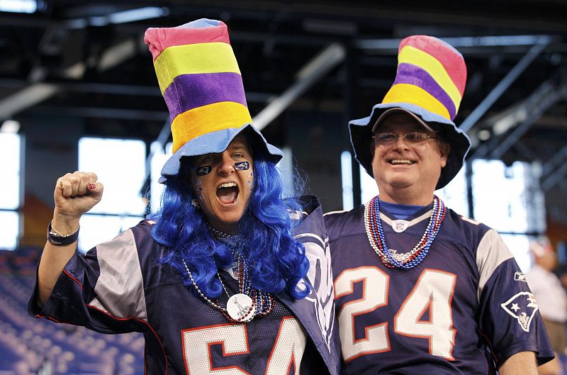 Dos aficionados de los Patriots de Nueva Inglaterra esperan en las gradas del Lucas Oil Stadium el inicio de la final