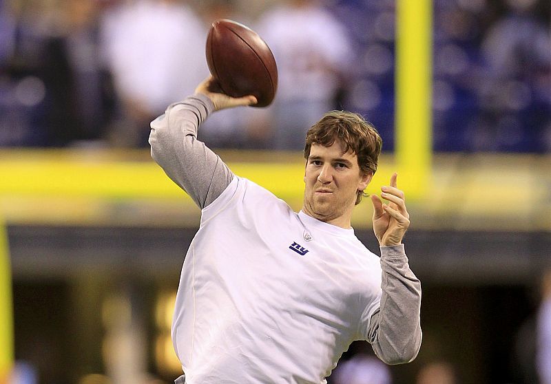 El 'quarterback' de los Giants, Eli Manning, calienta antes del inicio del partido