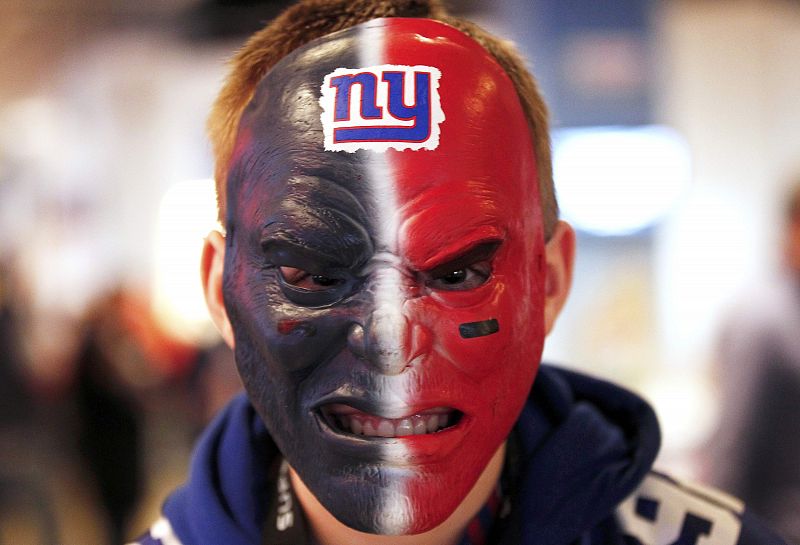 Un hincha de los Giants luce una agresiva careta