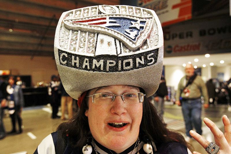 Una aficionada de los Patriots luce una réplica del anillo de campeón de la NFL en forma de sombrero