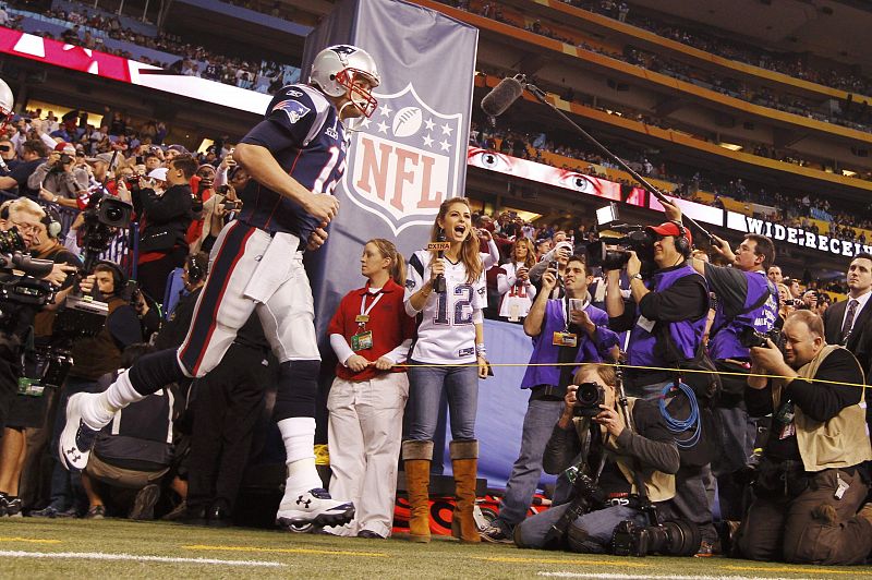 El 'quarterback' de los Patriots, Tom Brady, salta al campo del Lucas Oil Stadium