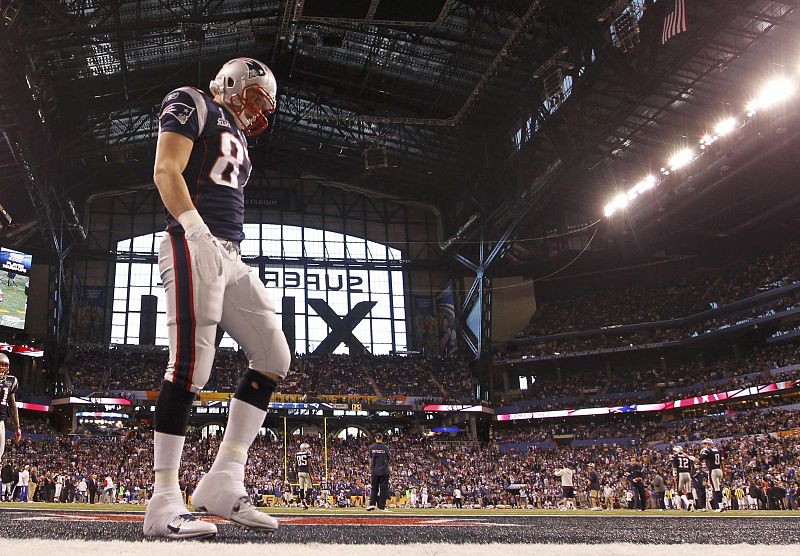 Rob Gronkowski, de los Patriots, toma contacto con la pista