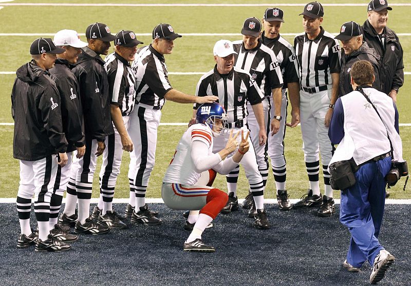 Steve Weatherford, de los Giants, bromea en la foto del equipo arbitral