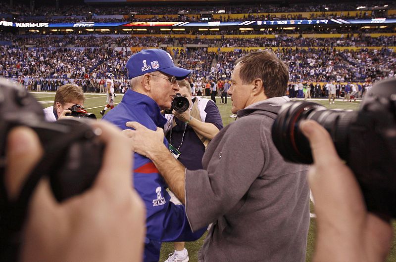 Los entrenadores de ambos equipos, Tom Coughlin (Giants) y Bill Belichick (Patriots), se saludan