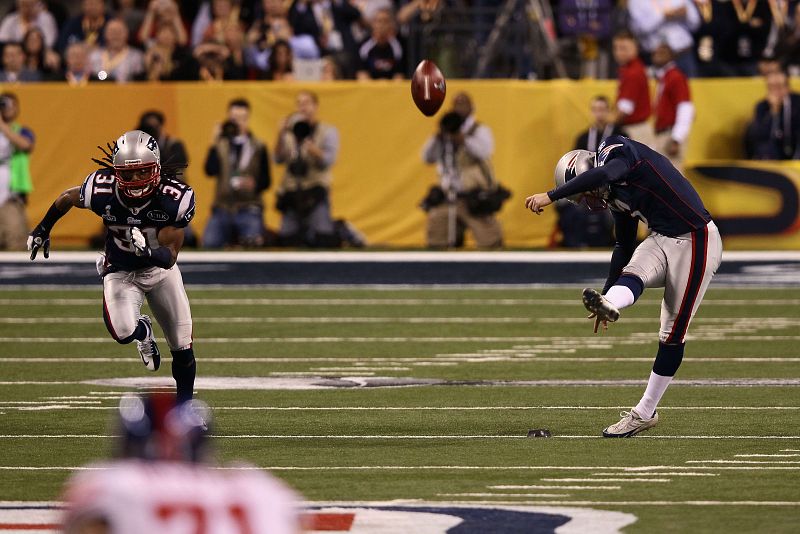 Los Patriots ponen el balón en juego en el inicio de la final