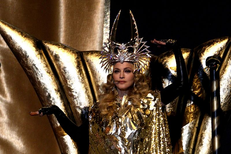 Un momento de la actuación de Madonna durante el descanso de la Super Bowl