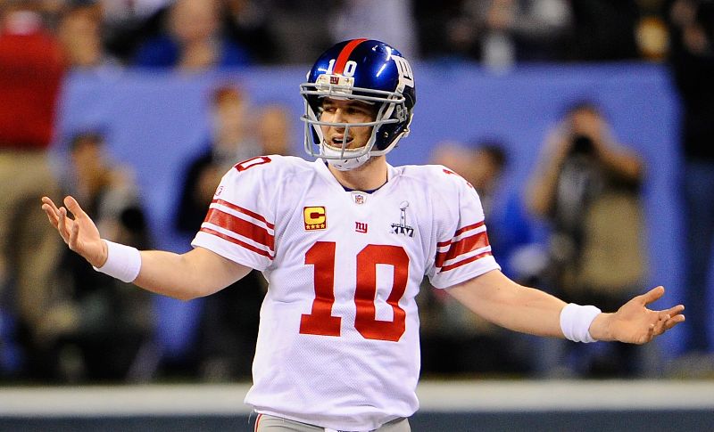 Eli Manning de los Giants de Nueva York se lamenta de una jugada fallida