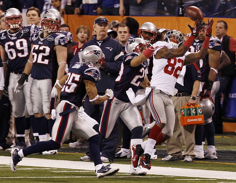 El receptor Mario Manningham atrapa el balón en la jugada clave del partido