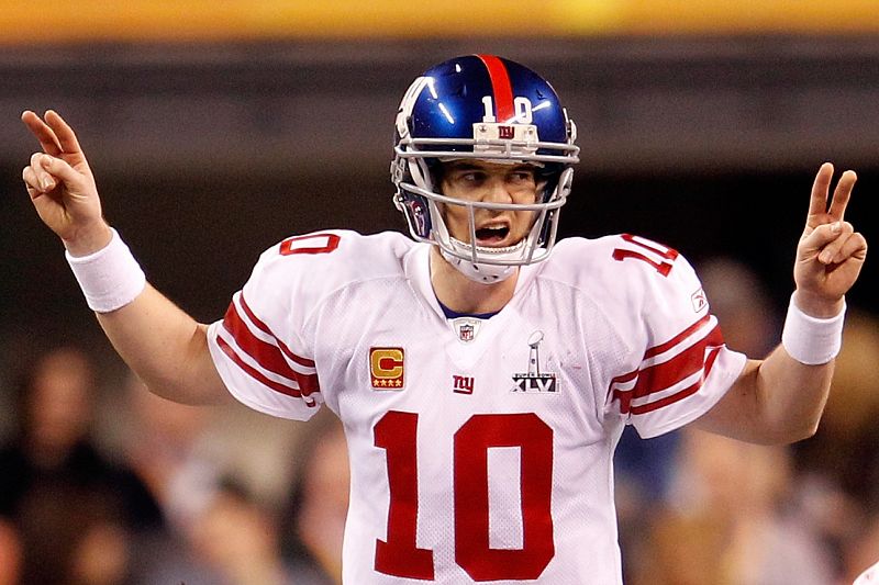 Eli Manning da instrucciones a sus compañeros de los Giants