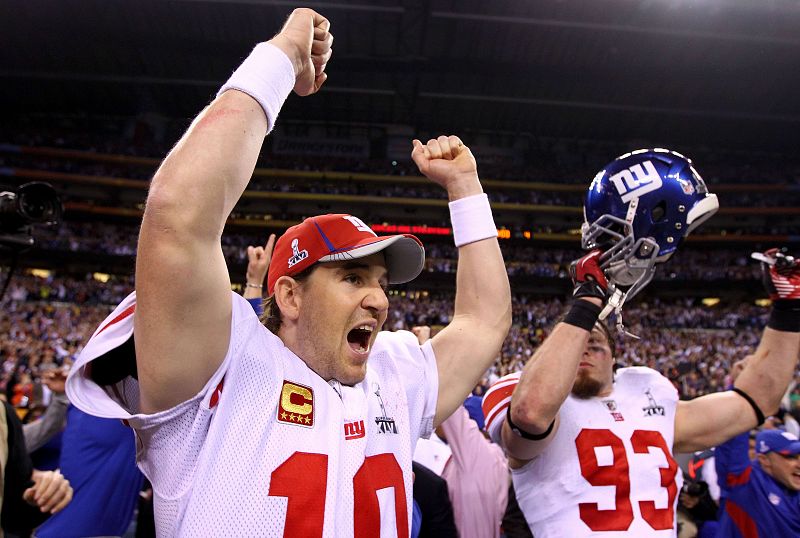 Eli Manning celebra la victoria en la final de la Super Bowl frente a los Patriots