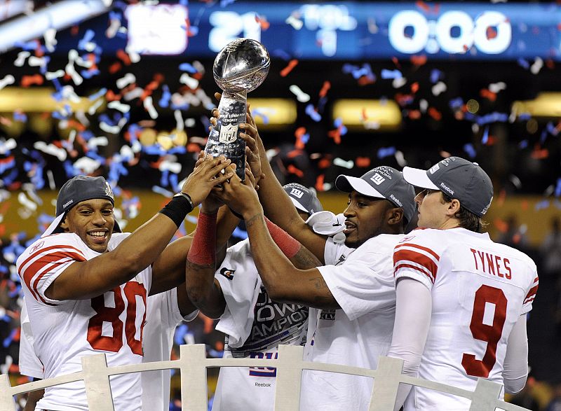 Jugadores de los Giants de Nueva York levantan la copa Vince Lombardi después de derrotar a los Patriots de Nueva Inglaterra