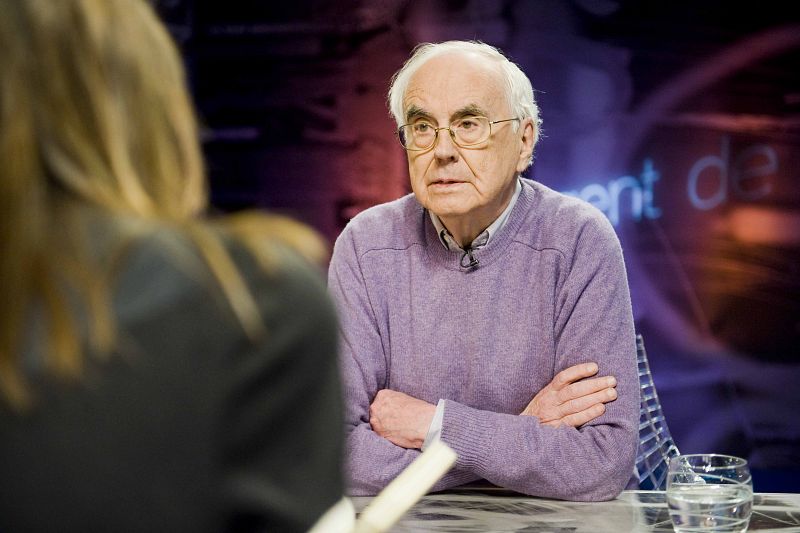 Cristina Puig parla amb Josep María Espinàs de la seva passió per l'escriptura, dels seus anys com a advocat i de la seva relació amb Pla, Cela, Foix i Delibes.