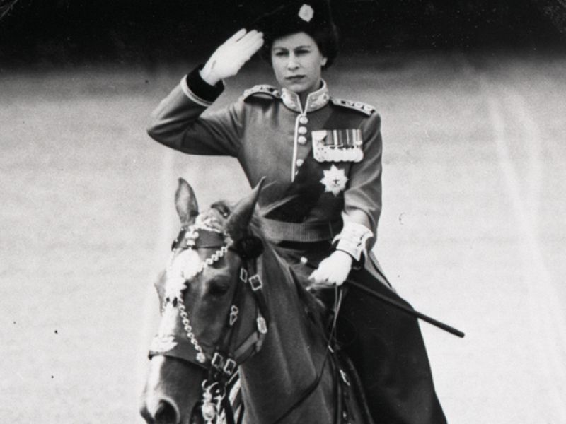 Isabel II, a caballo, una de sus grandes aficiones, un año antes de su coronación, en 1952