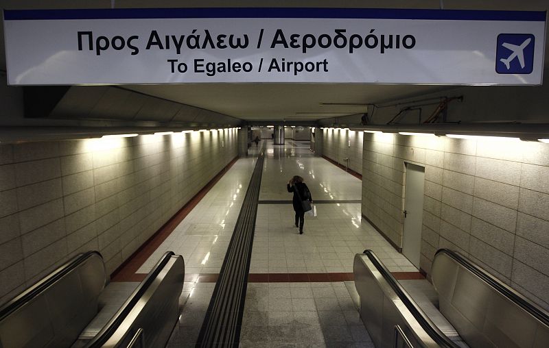 Una mujer camina por el metro de Atenas