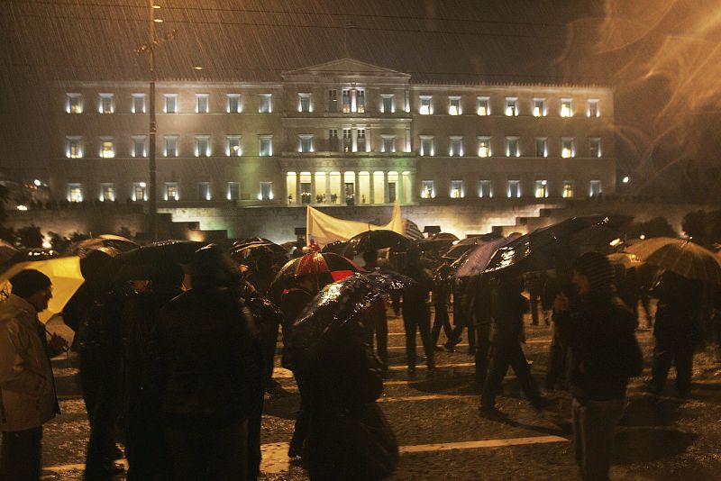 Desde primera hora de la noche, decenas de personas se han concentrado en la Plaza Sintagma de Atenas