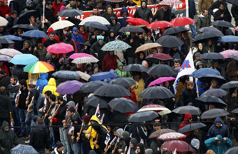 Unas 20.000 personas se han concentrado a pesar de la lluvia en Atenas, según la policía