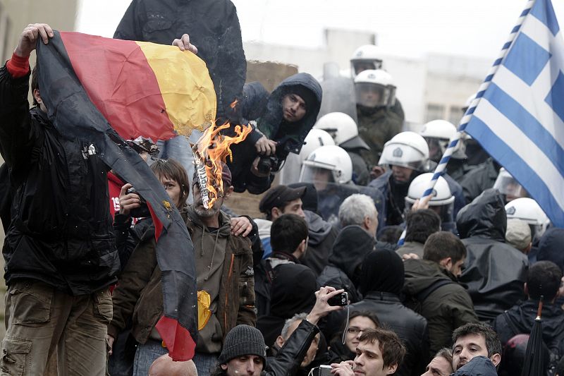 Manifestantes queman una bandera alemana durante una de las manifestaciones que han acabado en la Plaza Sintagma