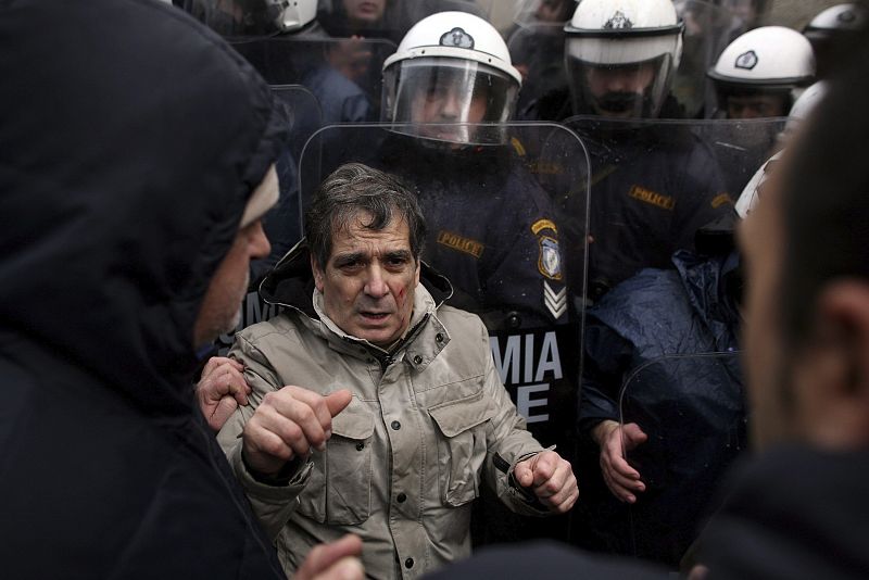 Unos manifestantes tratan de irrumpir en el Parlamento griego en Atenas