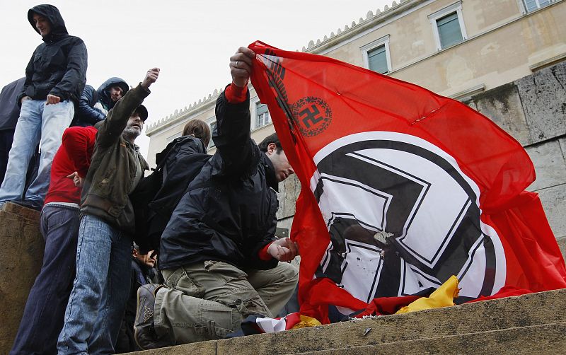 Los manifestantes han ondeado y quemado banderas de Alemania y del Partido Nazi