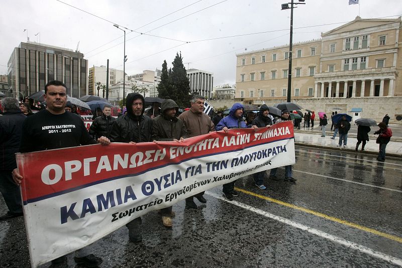 Miembros del sindicato PAME se manifiestan ante el Parlamento griego