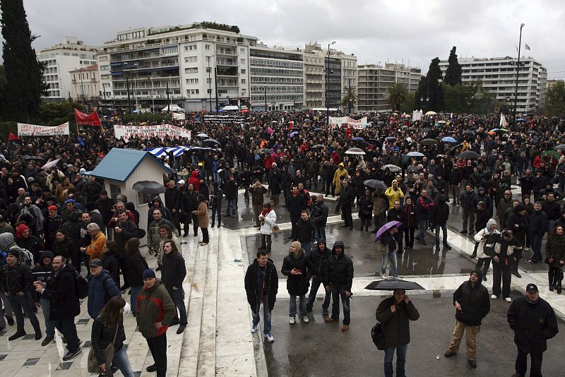 Centenares de personas en la Plaza Sintagma de Atenas