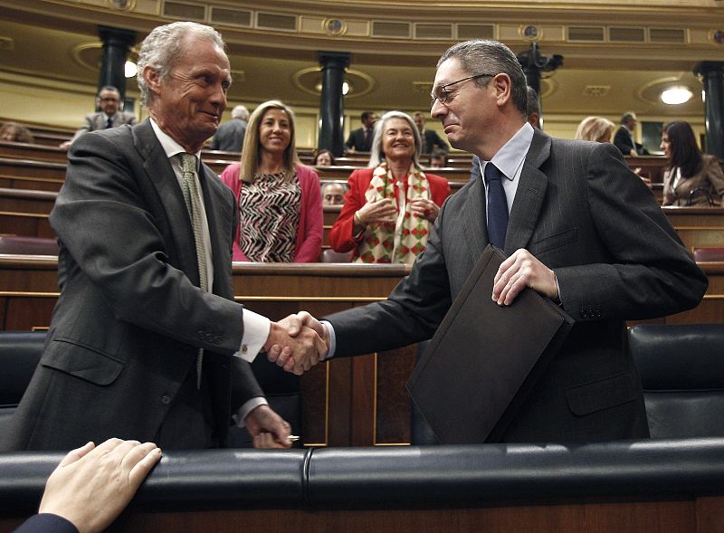 Los ministros de Defensa y Justicia se saludan en el Congreso