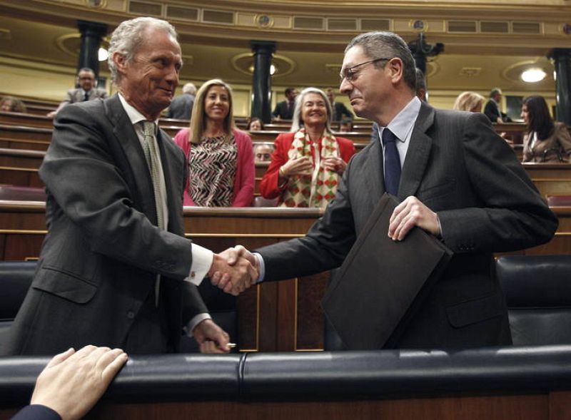 Los ministros de Defensa y Justicia se saludan en el Congreso