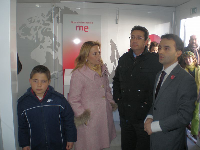 La exposición itinerante con la que RNE celebra sus tres cuartos de siglo ha visitado Cáceres este sábado con récord de asistencia: 1417 cacereños la han disfrutado.