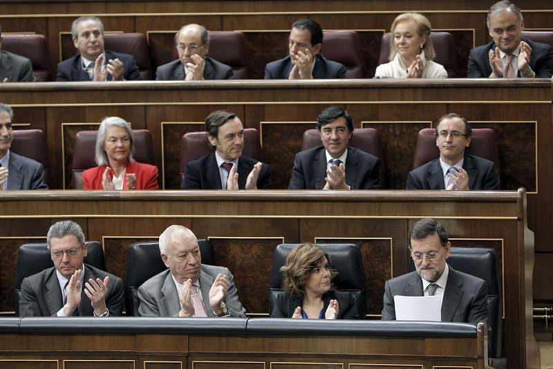 Rajoy es aplaudido por su grupo tras su intervención en el Congreso