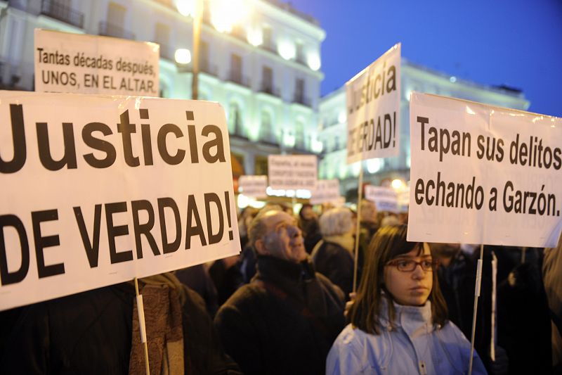 Concentración contra la condena a Garzón en Sol