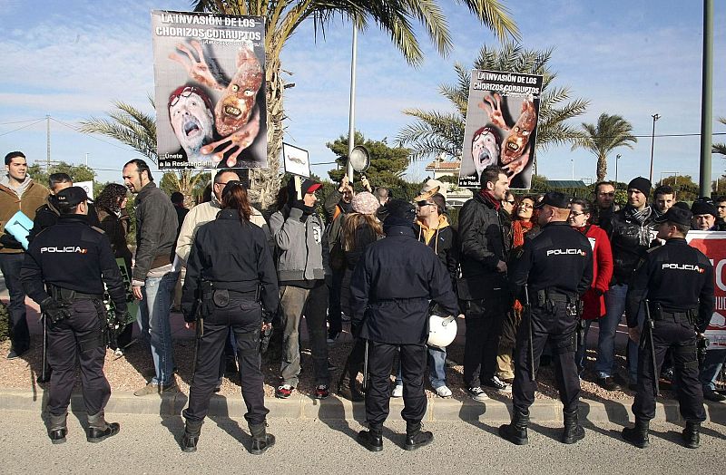 Cerca de medio centenar de jóvenes se han concentrado con carteles donde se podía leer como si fuera una película "La invasión de los chorizos corruptos"