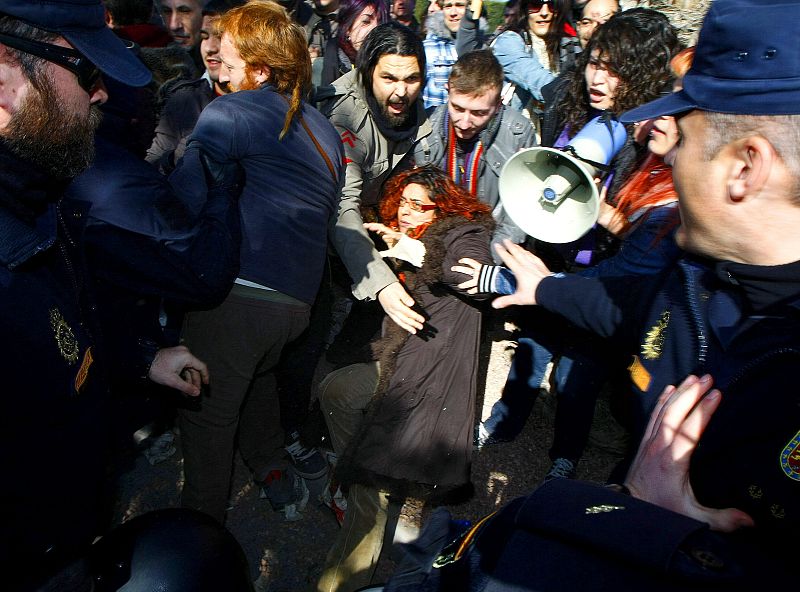 Incidentes durante la protesta convocada por el colectivo "Toma la plaza. 15M", en la Universidad Miguel Hernández, contra la presencia del expresident de la Generalitat Francisco Camps
