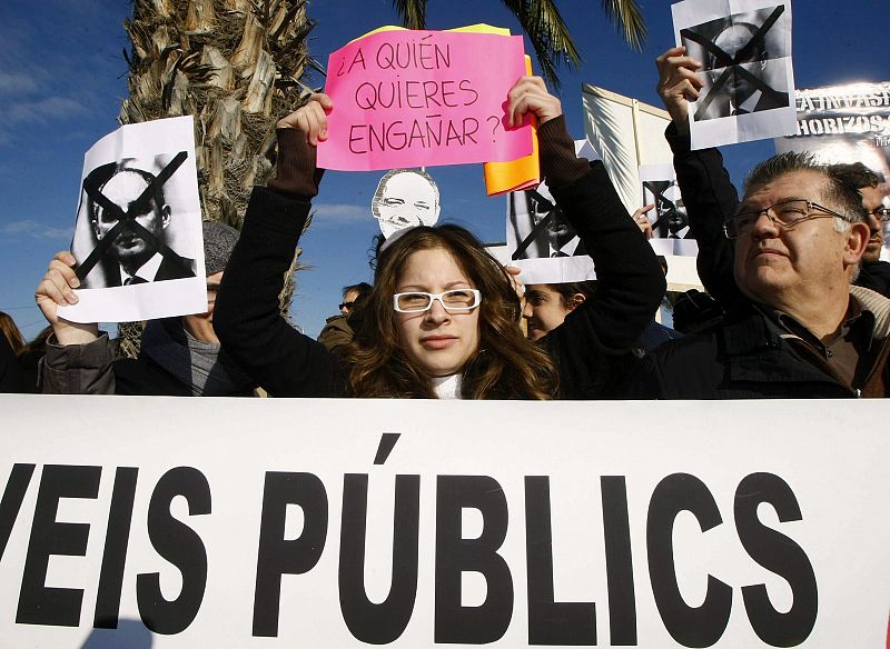 JÓVENES ESPERAN LA LLEGADA DE CAMPS A LA UNIVERSIDAD DE ELCHE CON UNA PITADA